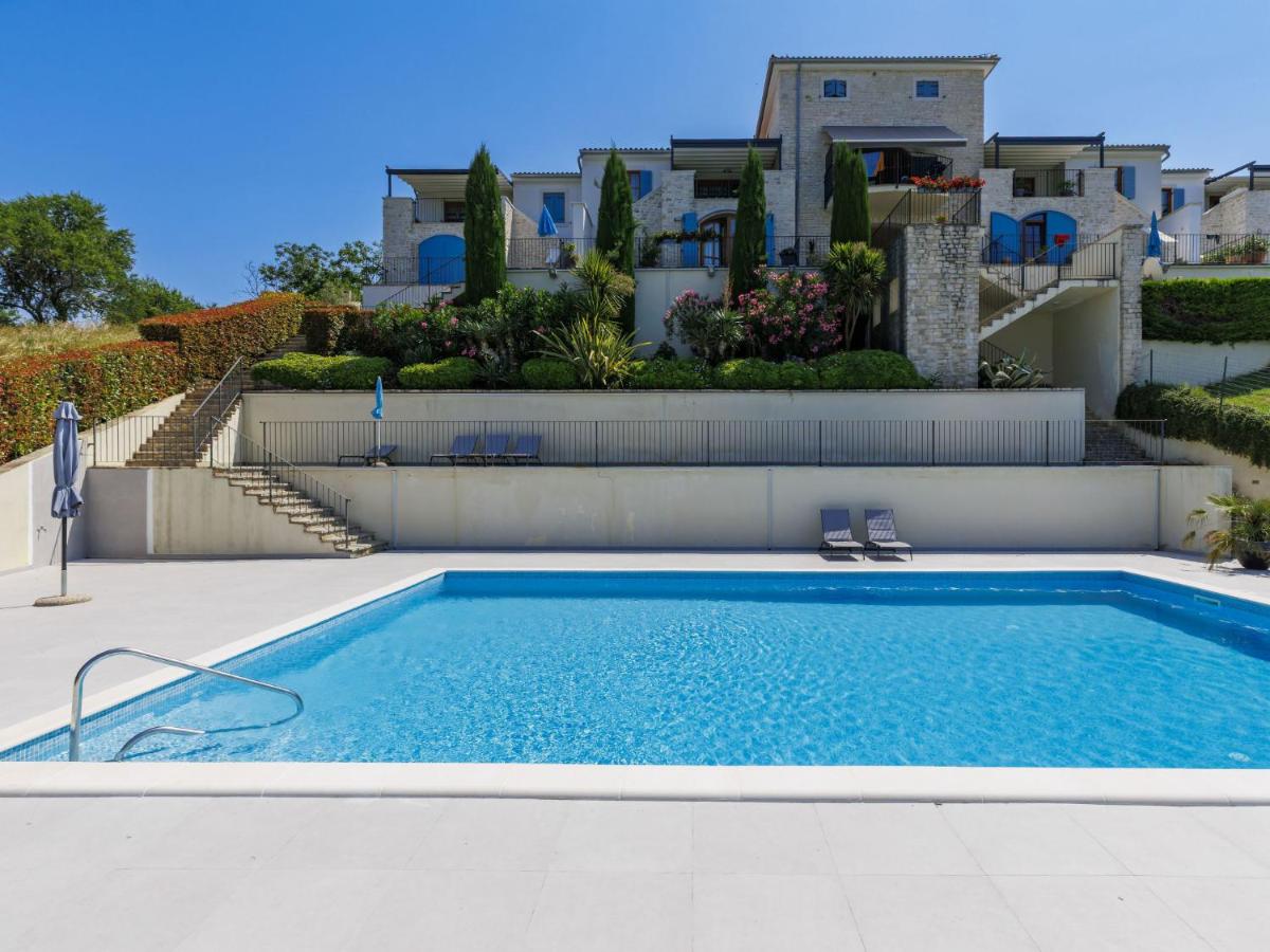 Privater Pool vor dem Steinhaus mit Garten