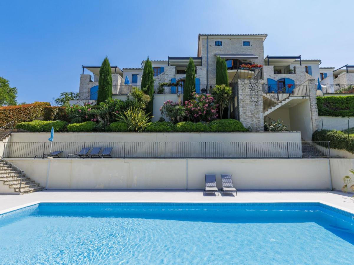 Pool und Steinhaus von Casa Nini im Sonnenlicht