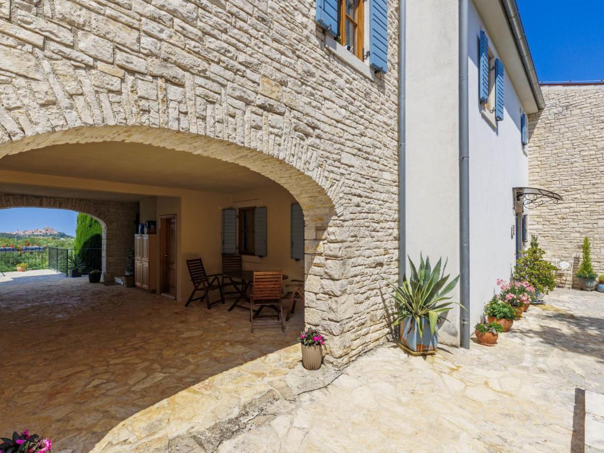 Istrischer Steinbogen und überdachter Sitzplatz am Haus