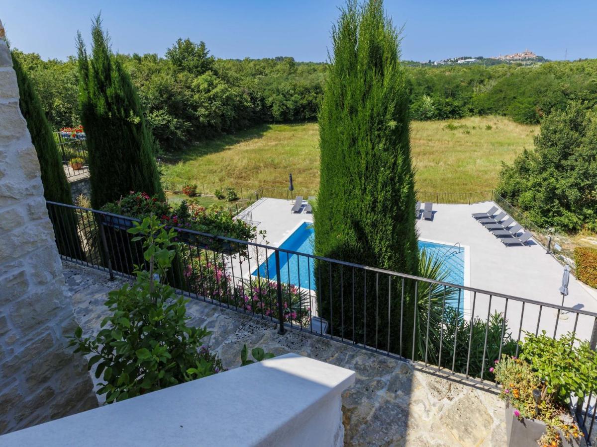 Poolbereich mit Liegewiese und mediterraner Landschaft