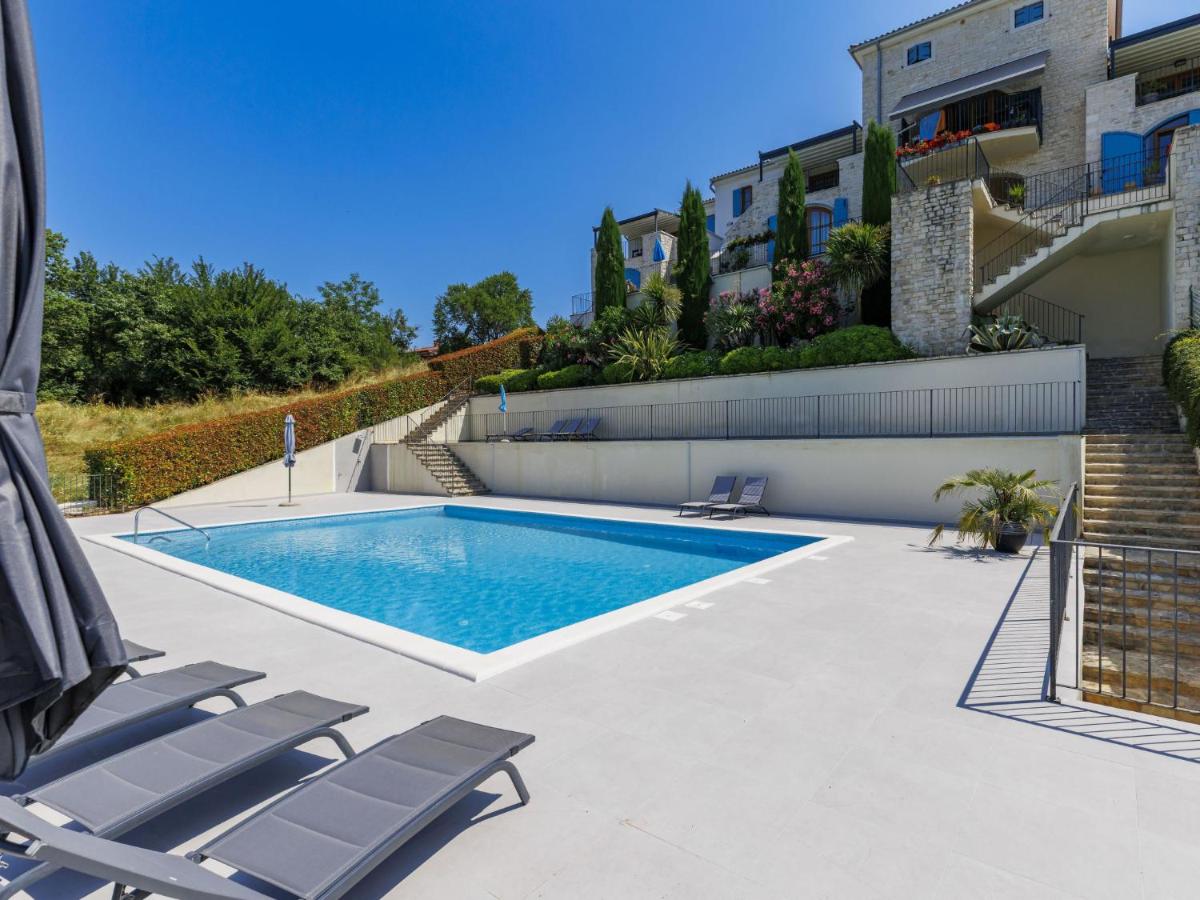 Pool mit Sonnenliegen und Sonnenschirm
